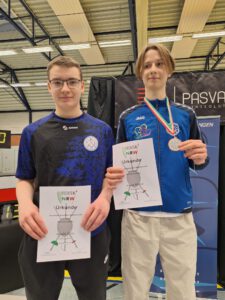 Alex und Mauritz mit Urkunde